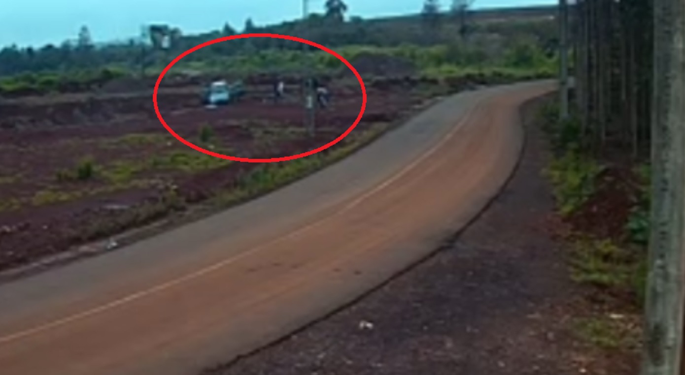 Câmera mostra ladrões abandonando Escort furtado; eles contaram com apoio de um Astra Imagem referente a Câmera mostra ladrões abandonando Escort furtado; eles contaram com apoio de um Astra
