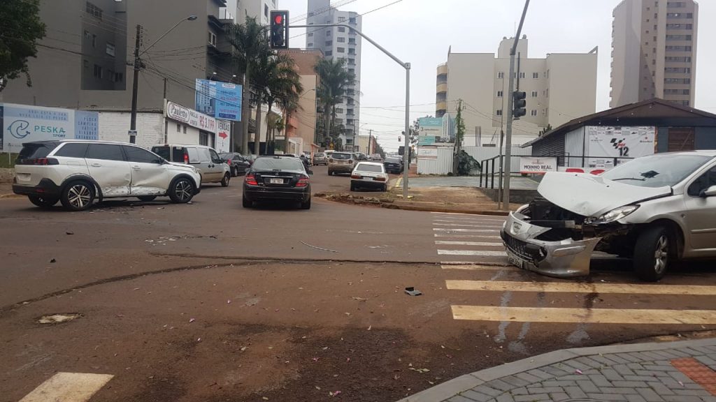 Acidente envolve dois veículos da Peugeot, no Centro de Cascavel