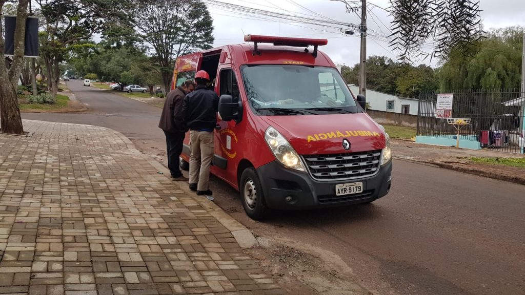 Mulher sofre queda em escada e é socorrida pelo Corpo de Bombeiros