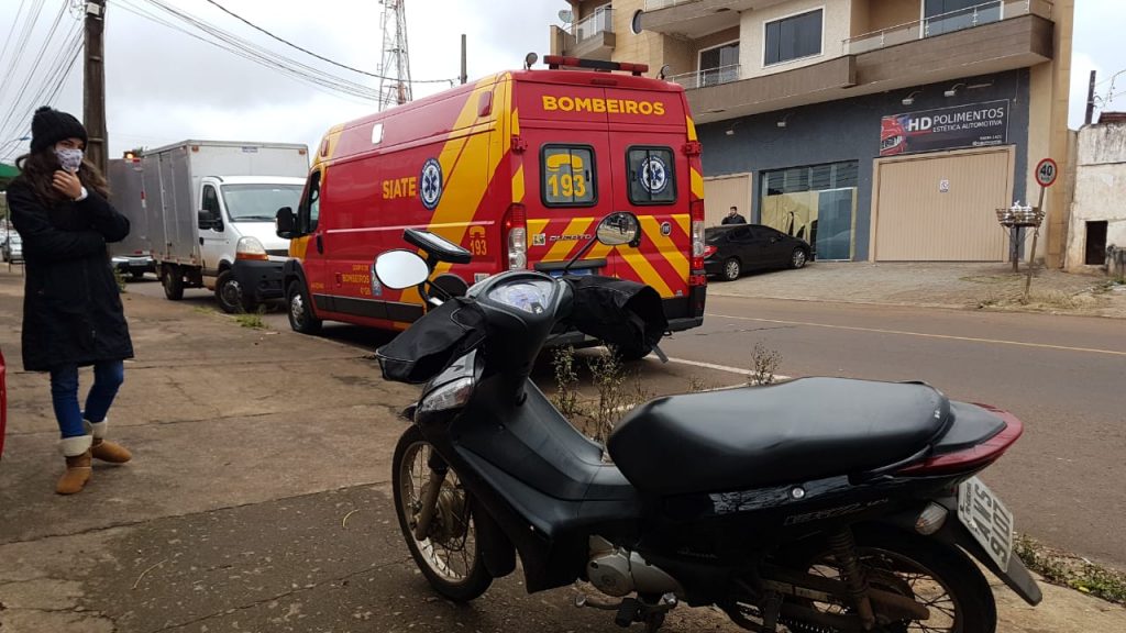 Batida entre Corsa e Honda Biz deixa jovem ferido no Bairro São Cristóvão