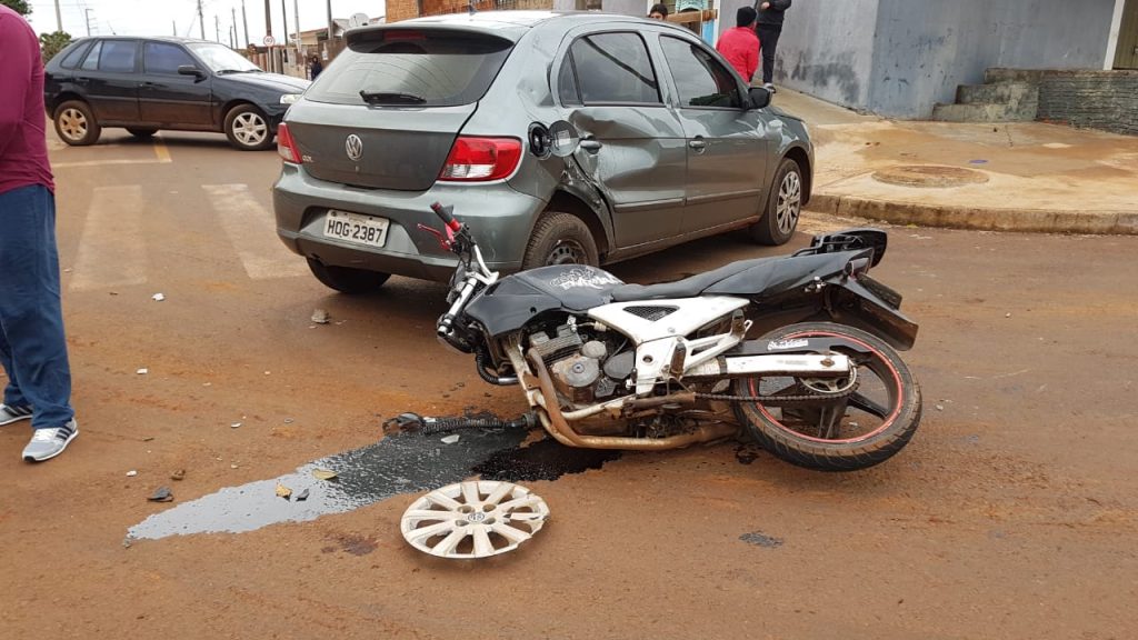 Roda de moto é arrancada em forte colisão contra carro no Bairro Interlagos