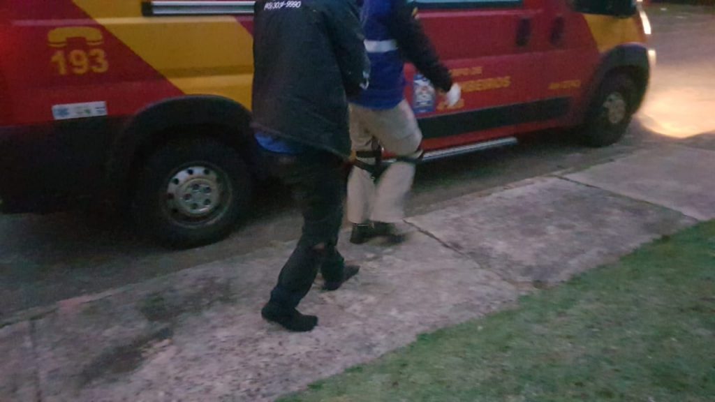 Batida entre carro e moto deixa jovem ferido no Nova Cidade