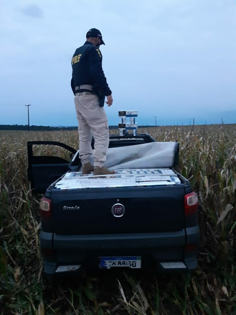 PRF apreende Fiat Strada carregada com cigarros contrabandeados em Cornélio Procópio