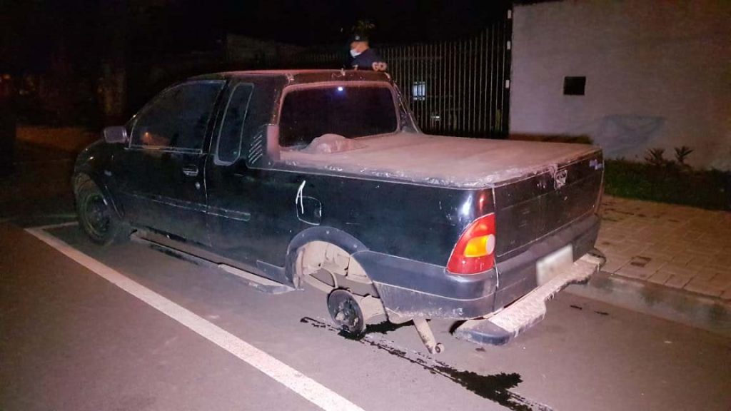 Veículo tem roda arrancada ao atingir meio-fio no Cascavel Velho; GP e GM foram mobilizadas