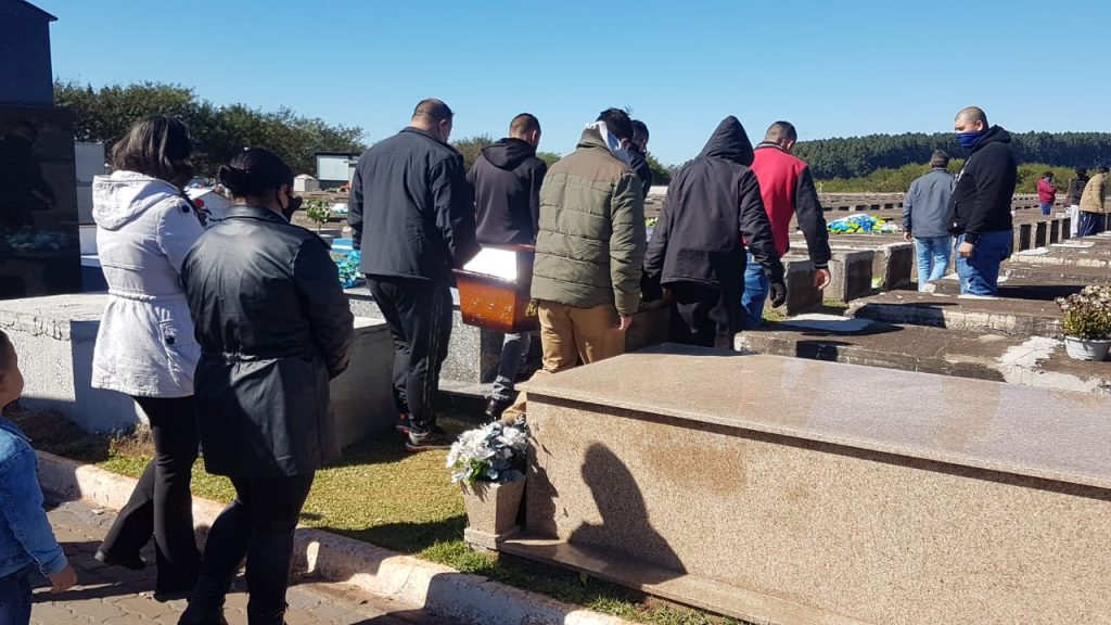 Amigos e familiares dão o último adeus a Rafael Queiroz, vítima de acidente de trânsito