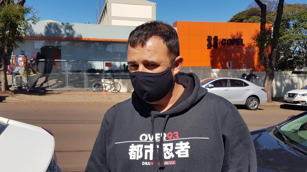 Queda de árvore deixa casas da comunidade Colônia Esperança sem luz; morador reclama da Copel