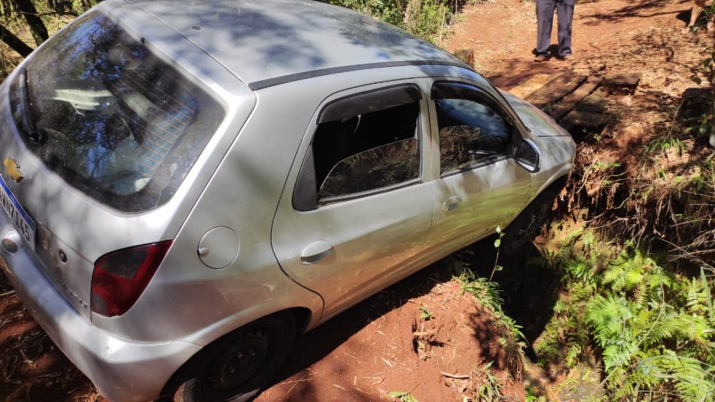 Celta com registro de furto é localizado pela Guarda Municipal no Bairro Guarujá