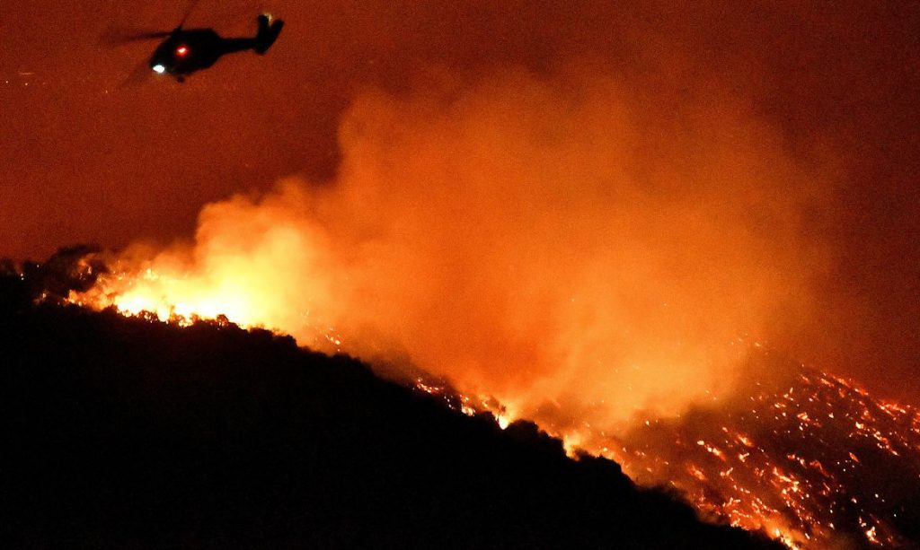 Californianos enfrentam calor e pandemia para fugir de incêndios
