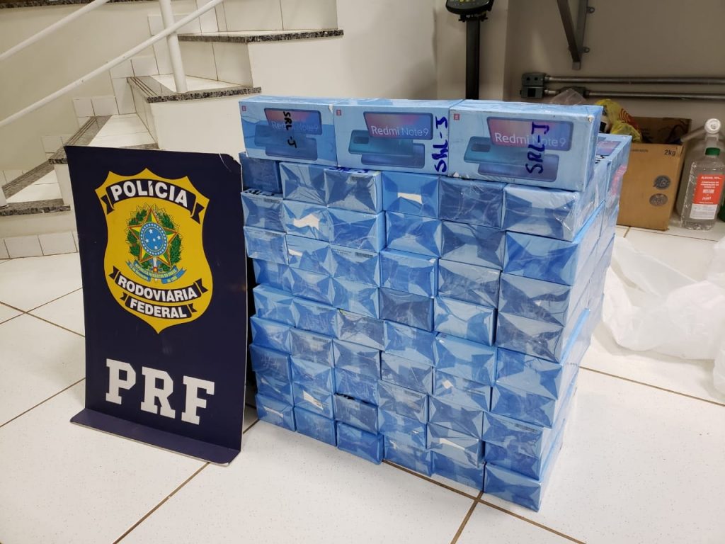 PRF apreende 111 celulares que eram transportados por duas mulheres em Maringá