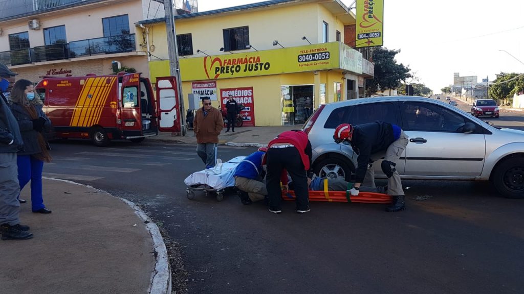 Corolla e Fiesta colidem na Avenida Tito Muffato