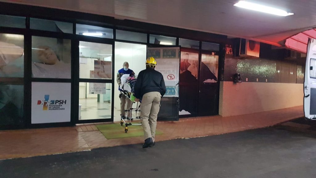 Homem é socorrido pelo Siate no Bairro Santa Felicidade