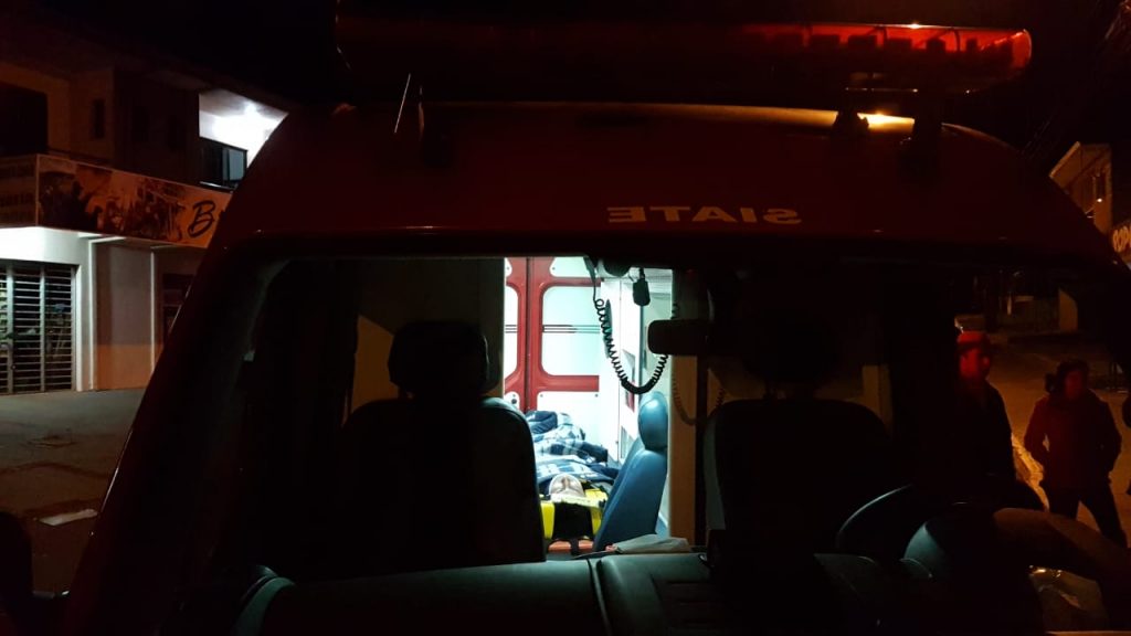 Jovem tem fratura na perna em colisão entre motos no XIV de Novembro