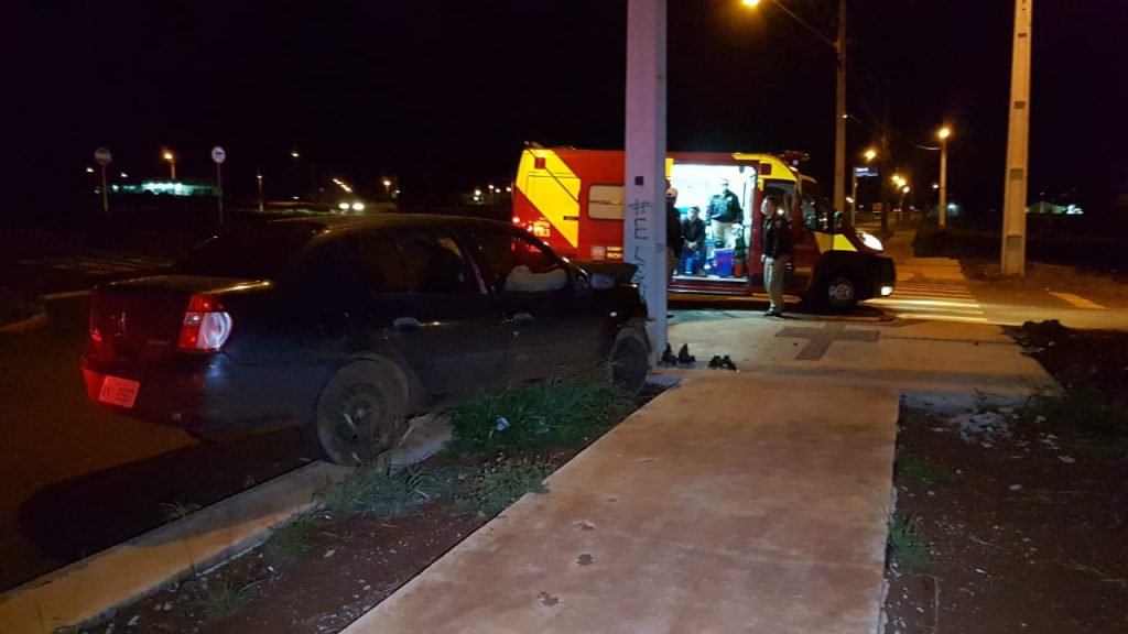 Carro atinge poste e jovem de 19 anos é socorrido no Riviera
