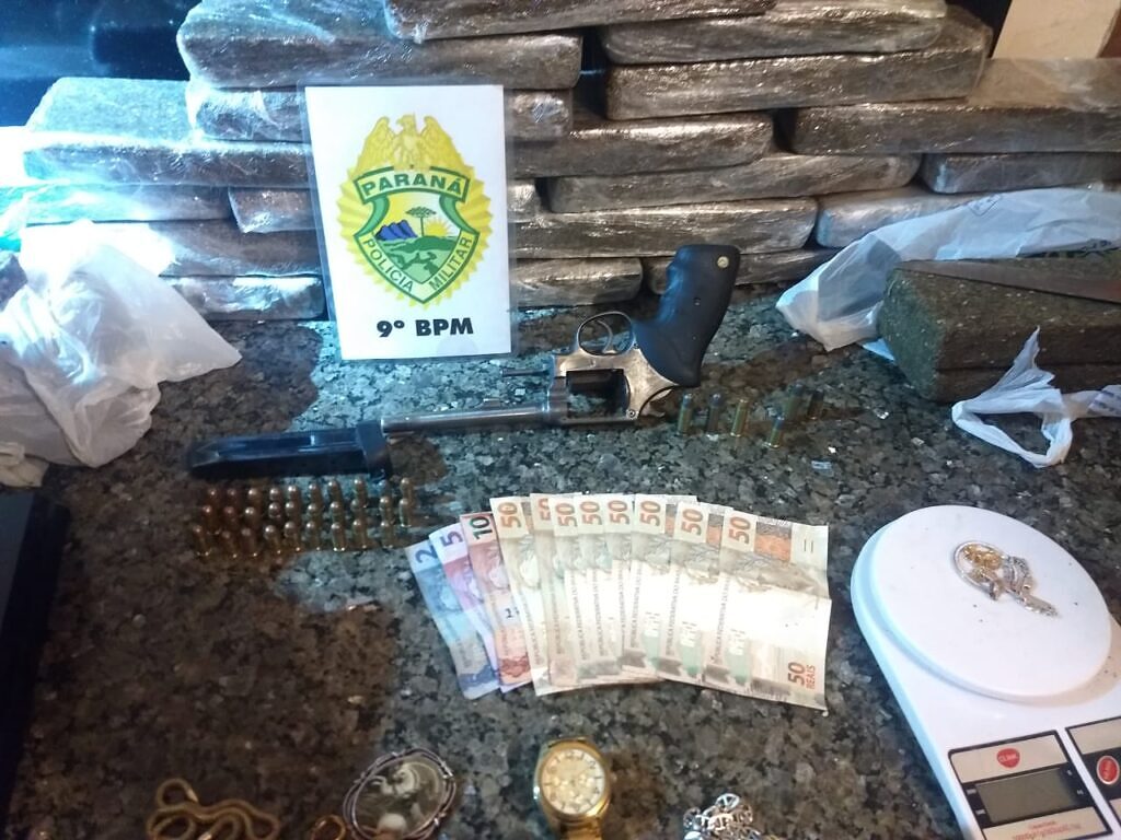 PM apreende 22 quilos de drogas ao abordar casal em Paranaguá Imagem referente a PM apreende 22 quilos de drogas ao abordar casal em Paranaguá