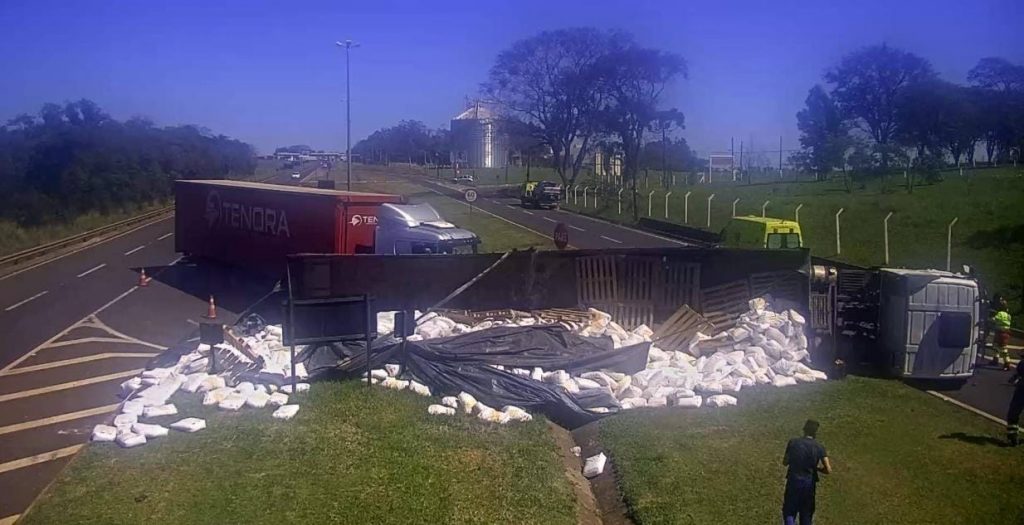 Carreta carregada com sacos de farinha tomba na BR-277, em Céu Azul