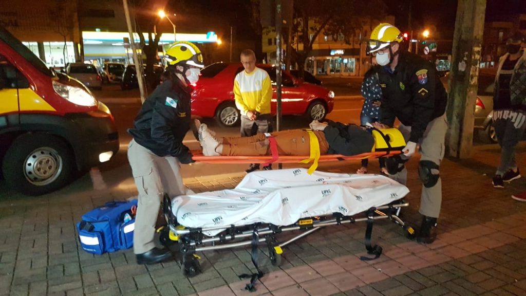 Colisão traseira deixa dois ocupantes de moto feridos na Avenida Brasil