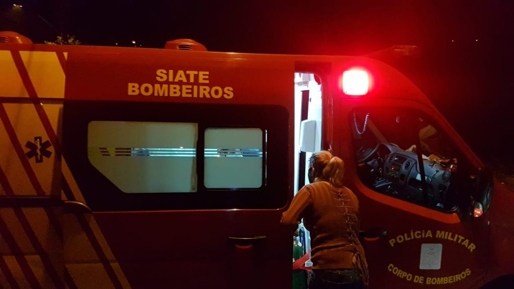 Ferido em batida de trânsito, motociclista é socorrido pelo Siate no Santa Felicidade