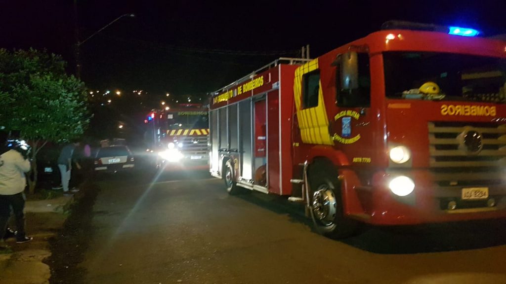 Bombeiros controlam incêndio em imóvel no Santa Felicidade