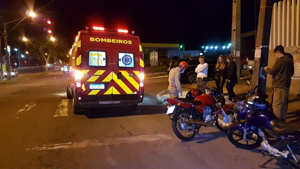 Motociclista de 18 anos cai, bate em BMW e Peugeot, e fica ferido