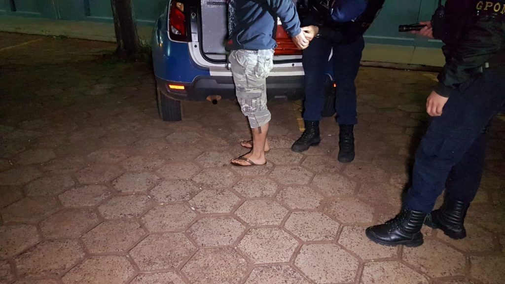 Homem com mandado de prisão solicitava imagens em local de homicídio; ele foi detido pela GM