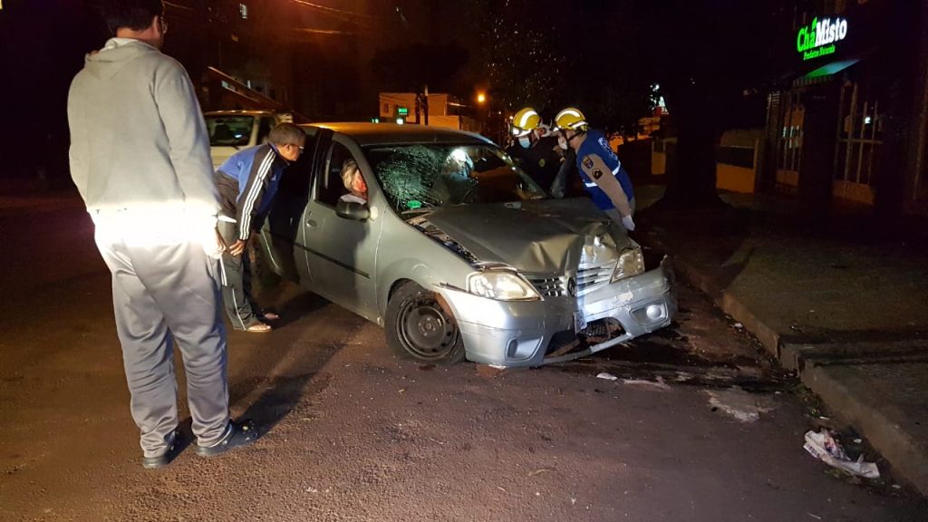 Duas pessoas ficam feridas em forte colisão no Centro