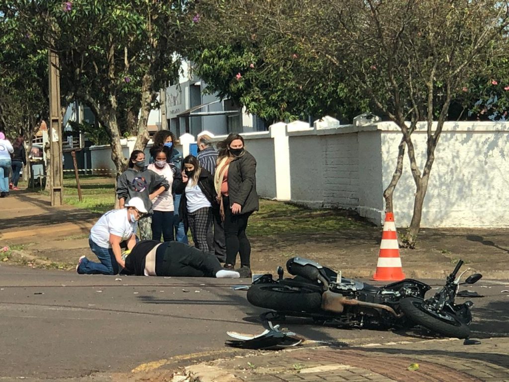 Motociclista sofre fratura na perna após bater contra Corolla, no Bairro Pacaembu