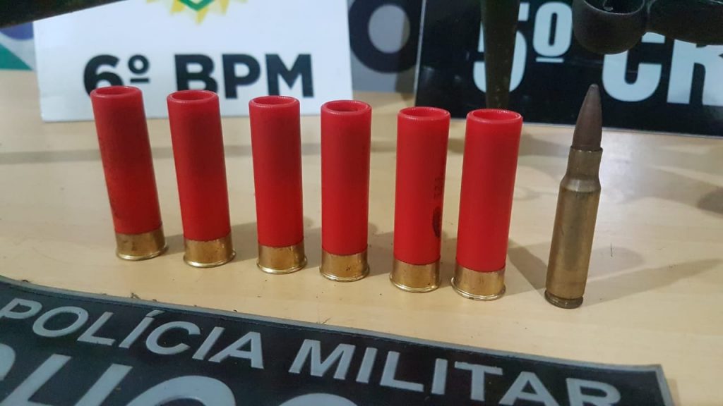 Homem é flagrado com arma e munições ao fugir de abordagem do Choque