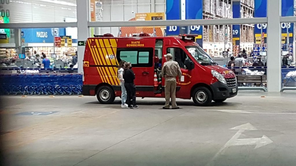 Homem precisa ser socorrido ao ser atingido por fardos em atacado