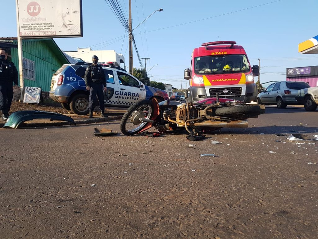 Carro e moto batem no Bairro Periolo e motociclista fica ferido Carro e moto batem no Bairro Periolo e motociclista fica ferido