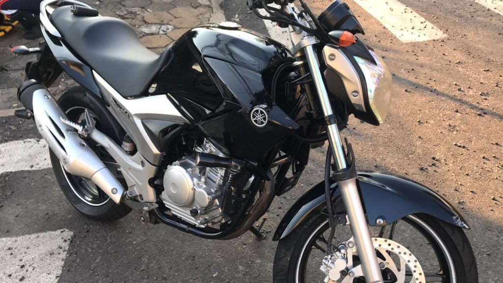 Rapaz fica ferido após colisão entre carro e motocicleta Imagem referente a Rapaz fica ferido após colisão entre carro e motocicleta