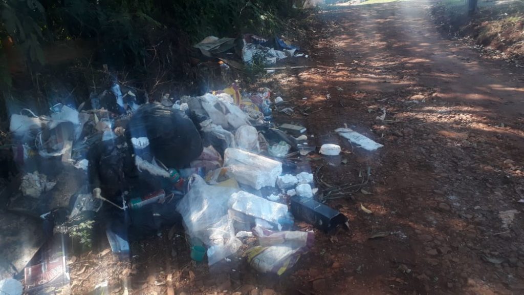 Morador do Brasmadeira reclama de lixo descartado em local indevido Morador do Brasmadeira reclama de lixo descartado em local indevido