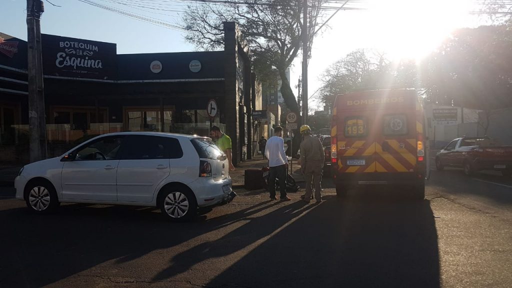 Carro e moto colidem na Rua Paraná; Siate prestou atendimento ao motociclista