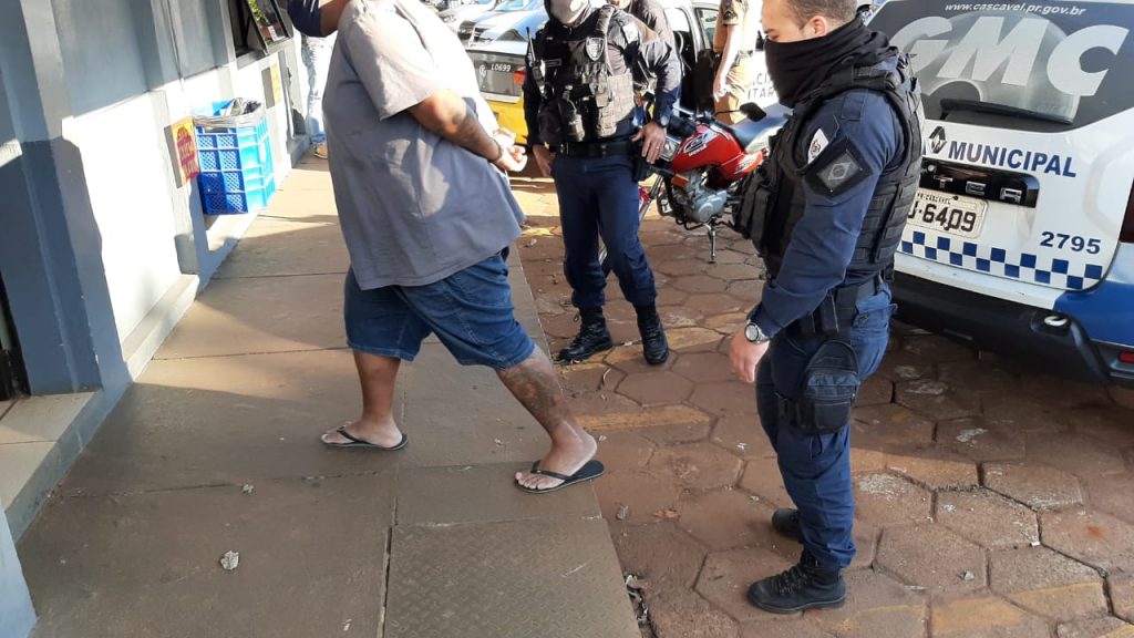 Acusado de roubo é detido na Avenida Brasil