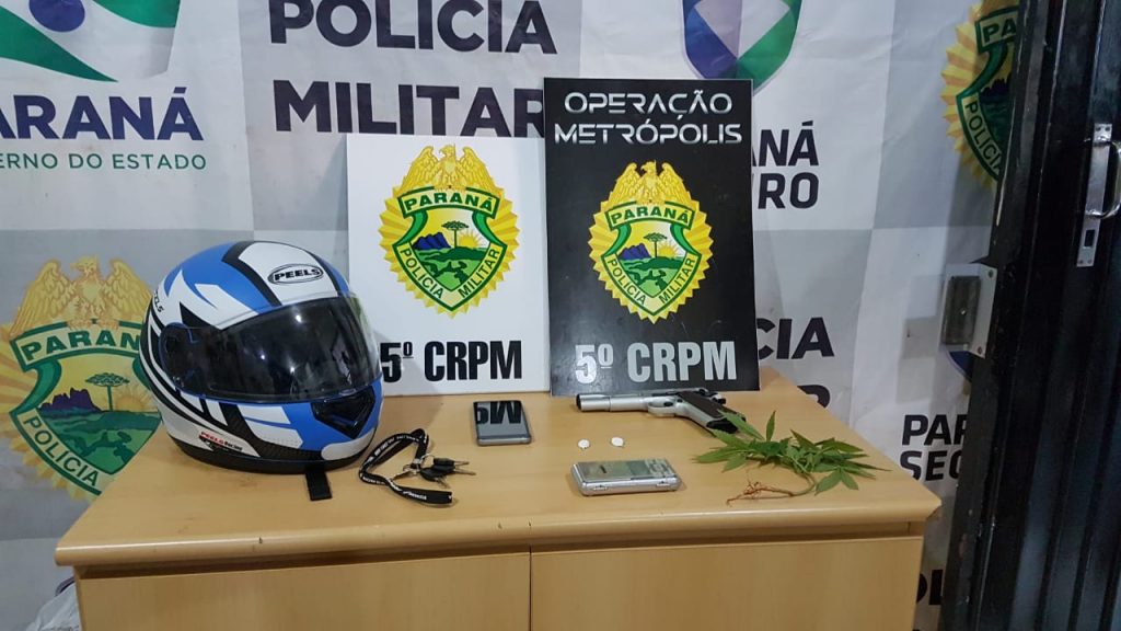 Dois são detidos com simulacro, cocaína e pé de maconha em Cascavel