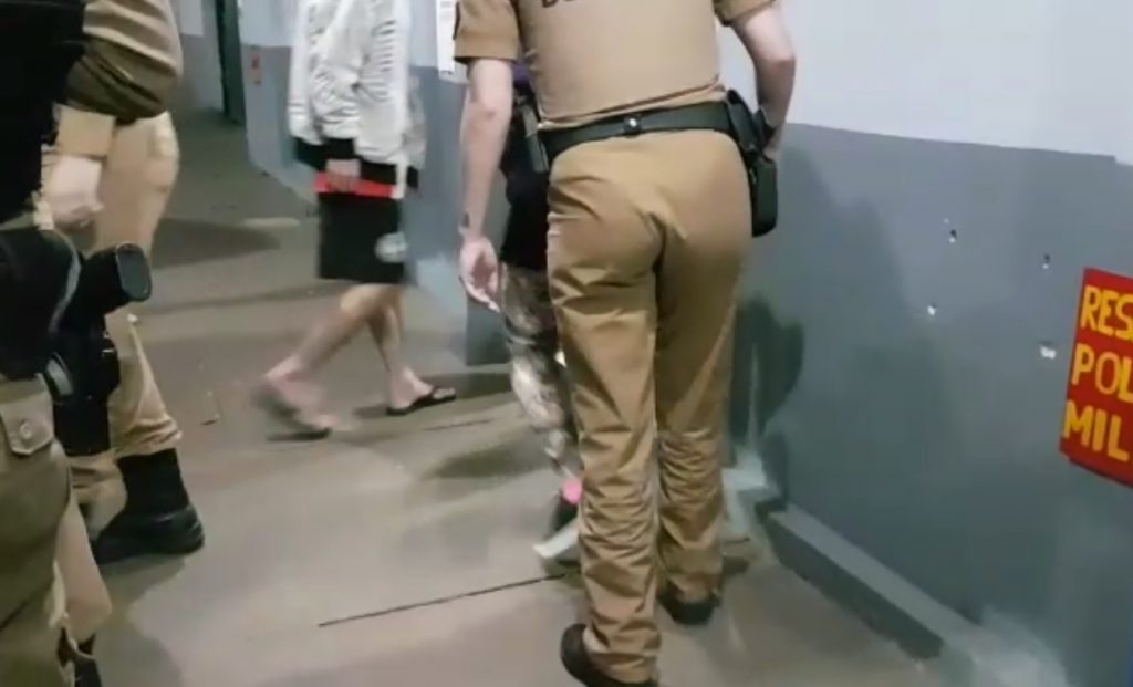 Armado com facão, homem ameaça esposa e enteado no Interlagos