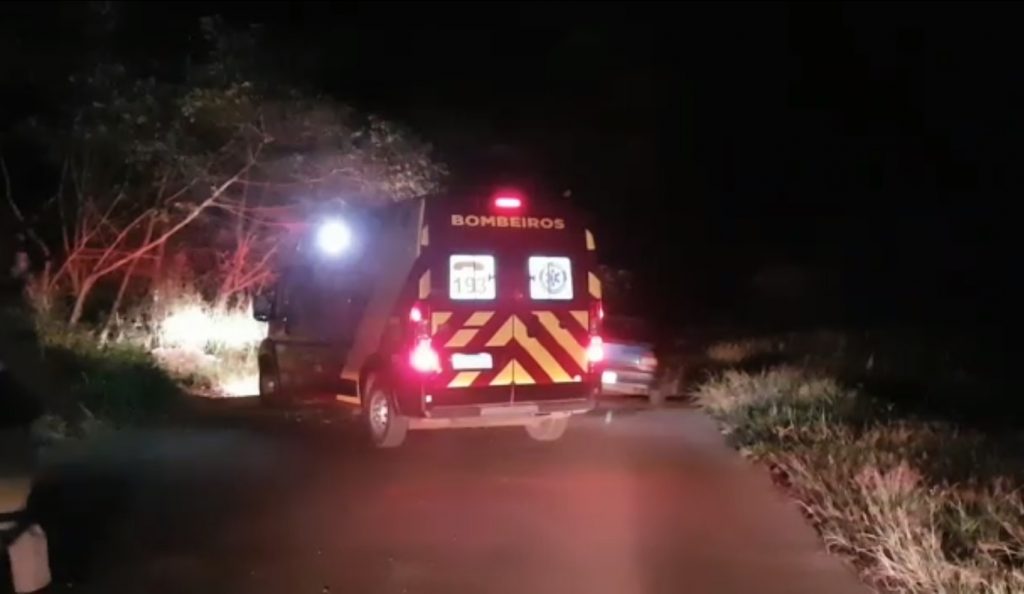 Empurrando carro, jovem sofre queda e precisa ser socorrido no Núcleo Industrial