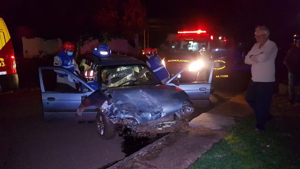 Carros se envolvem em forte colisão no Bairro Santa Felicidade