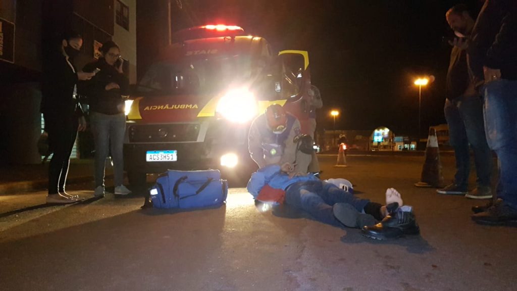 Jovem de 21 anos fica ferido em colisão no Bairro Universitário