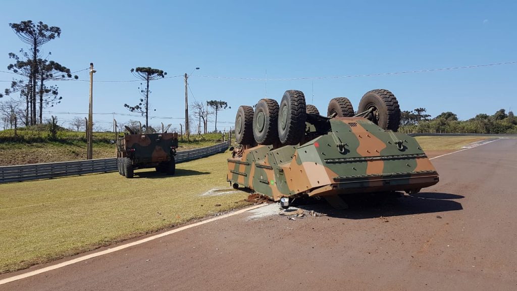 Após acidente com blindado do exército, Secretaria de Obras começa reparos no asfalto do autódromo Após acidente com blindado do exército, Secretaria de Obras começa reparos no asfalto do autódromo