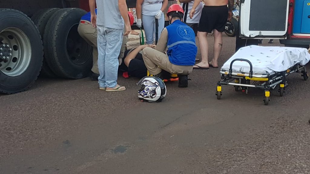Motociclista sofre queda e é socorrido pelo Siate na Rua Medianeira, no Cataratas