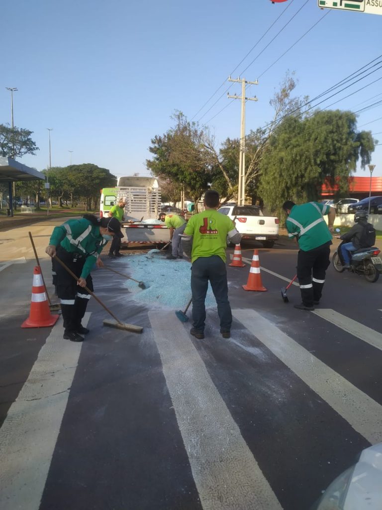 Carga de vidro cai na Av. Tancredo Neves e prejudica o trânsito