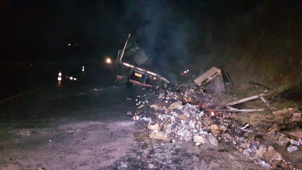 Carroceria de carreta pega fogo novamente e Bombeiros são acionados ao Contorno Oeste