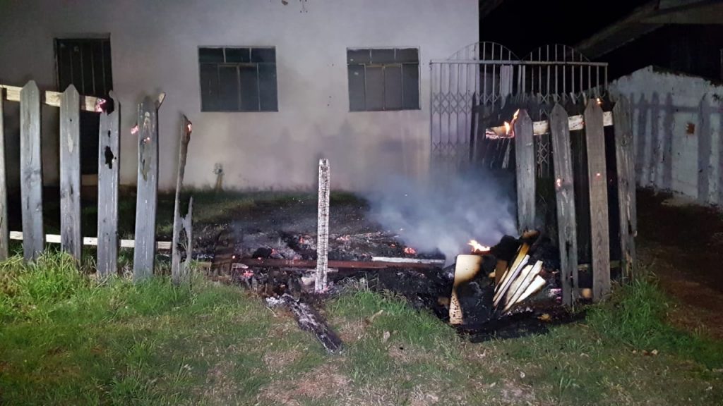 Cerca de madeira é incendiada e Bombeiros são mobilizados ao Claudete