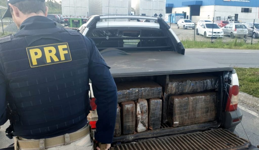 Em veículo furtado, cascavelense é preso com mais de 600 kg de maconha em Santa Catarina