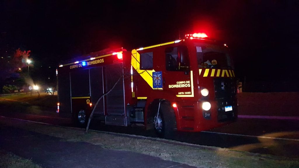 Morador de rua faz fogueira, populares acham que é incêndio ambiental e Bombeiros são acionados