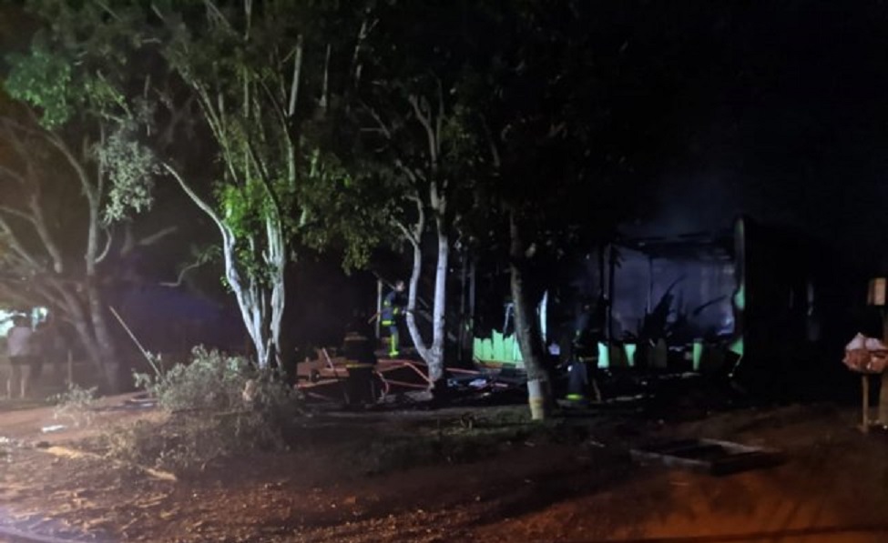 Bombeiros são acionados para combater incêndio em residência em Medianeira Imagem referente a Bombeiros são acionados para combater incêndio em residência em Medianeira