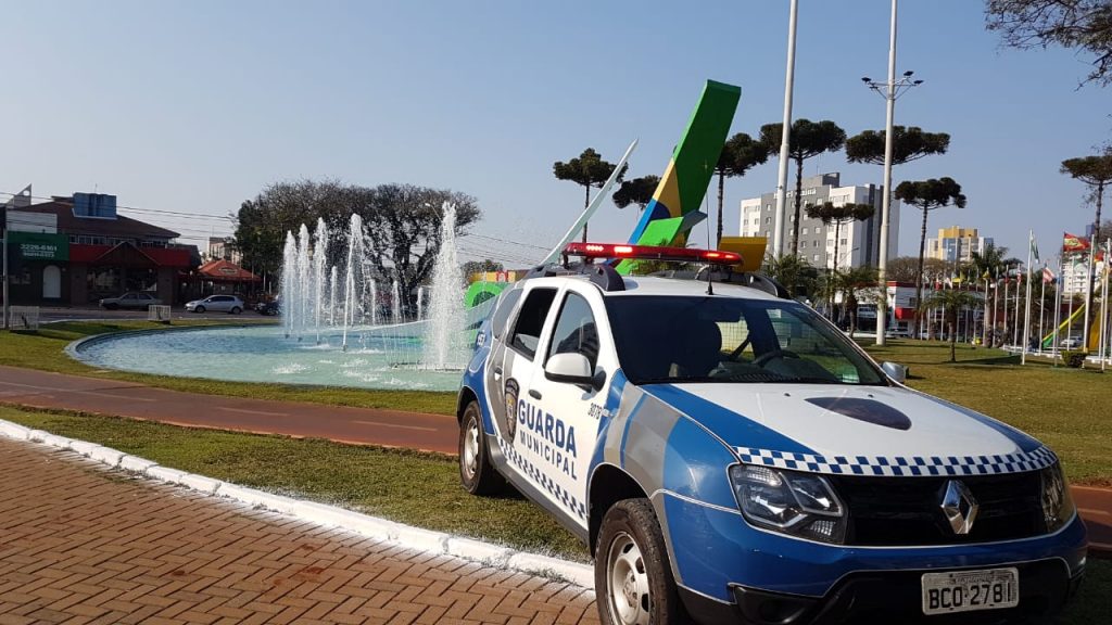 Denúncia de moradores tomando banho na Praça do Migrante mobiliza GM