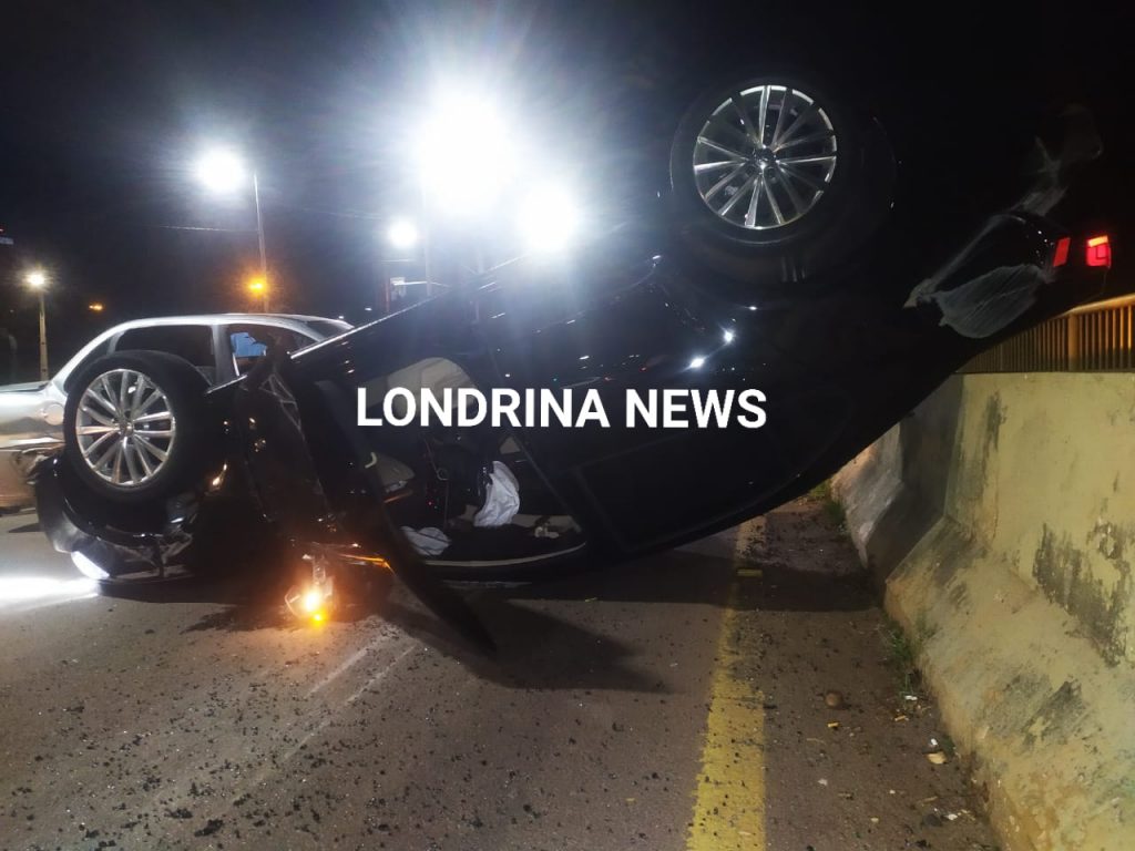 Jetta capota após colisão contra Classic na Avenida JK em Londrina