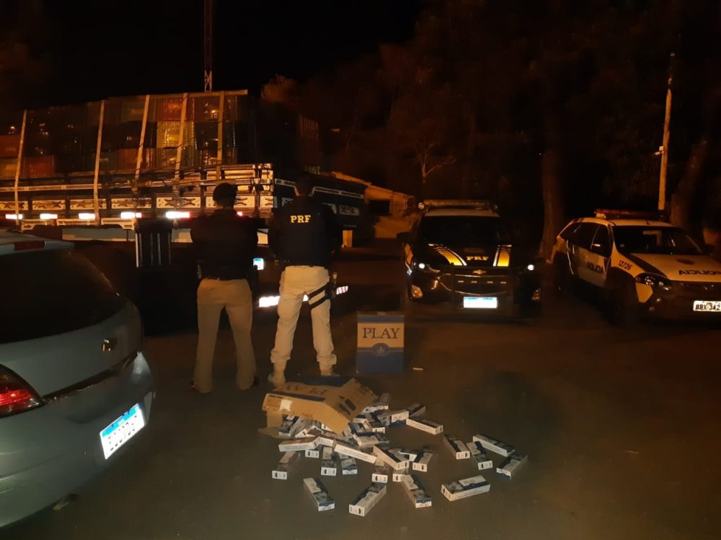 Ação conjunta entre PRF e PM resulta na apreensão de caminhão carregado com cigarros contrabandeados