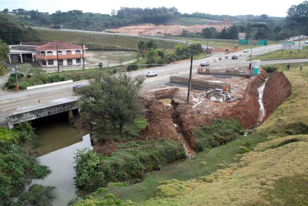 Nova ponte na Rodovia dos Minérios recebe vigas de concreto